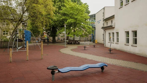 Pausenhof und Spielbereich der CJD Grundschule Braunschweig