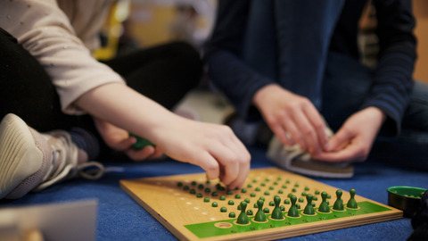 Kinder spielen Lernspiel