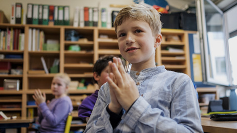 Mehrere Kinder in einem Klassenzimmer der CJD Grundschule Braunschweig