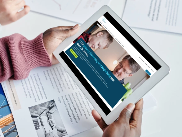 Tablet in der Hand einer Frau