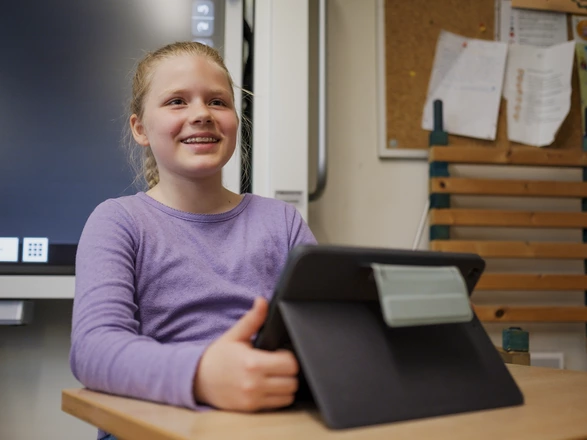 Kind hält Präsentation auf dem iPad