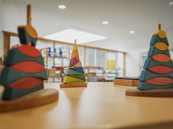 Montessori-Material steht im Klassenraum