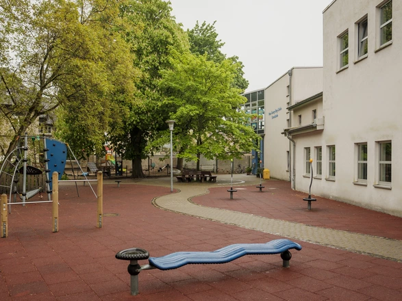 Pausenhof und Spielbereich der CJD Grundschule Braunschweig