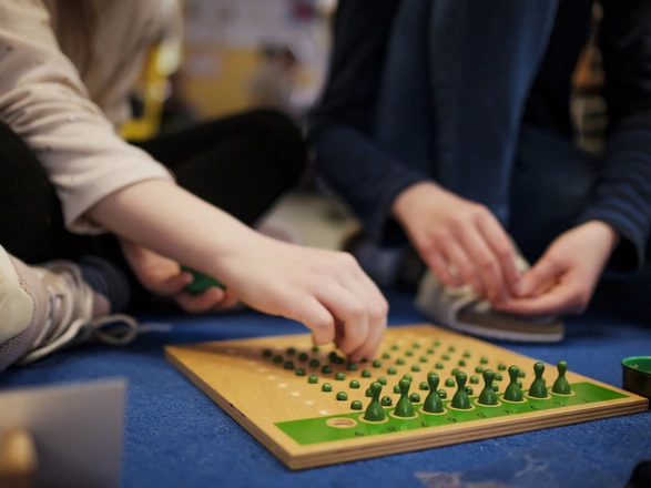 Kinder spielen Lernspiel