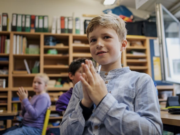Mehrere Kinder in einem Klassenzimmer der CJD Grundschule Braunschweig