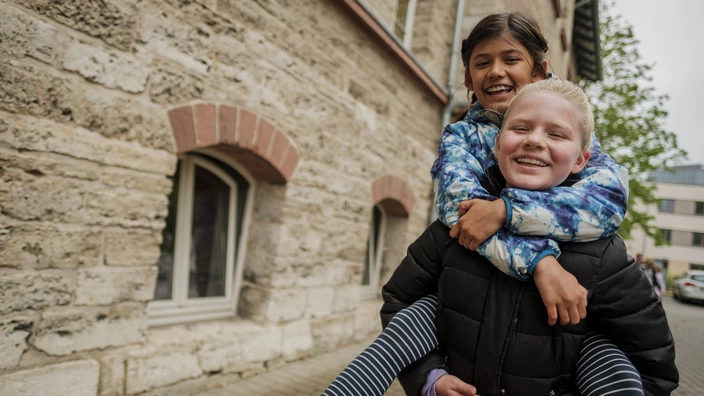 Zwei Kinder der CJD Grundschule Braunschweig